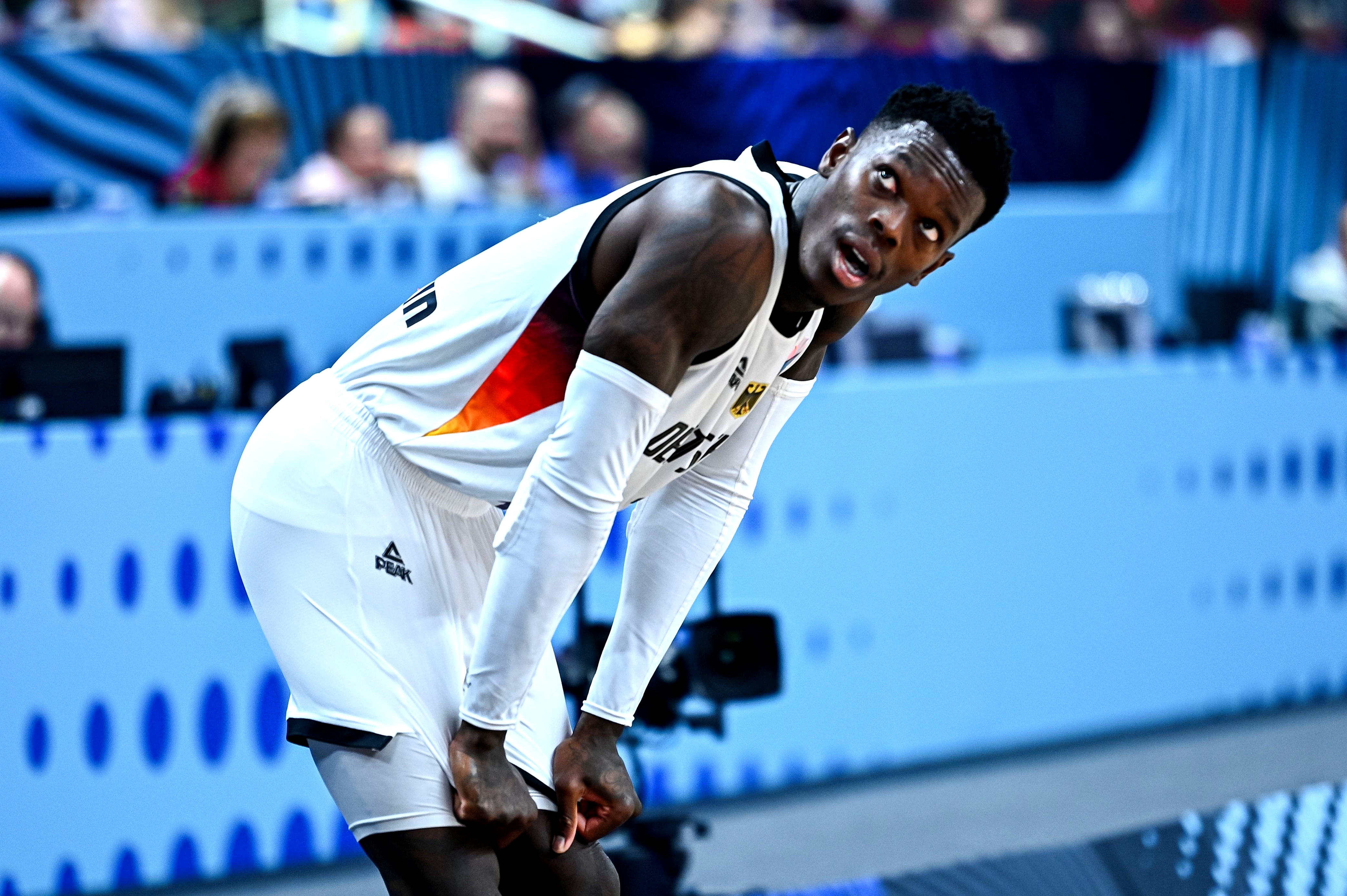 杰拉德05年举起欧洲杯